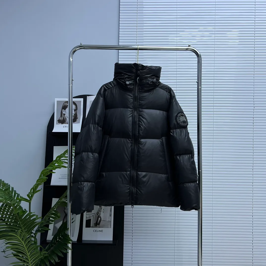 P820 ​​𝘾𝘼𝙉𝘼𝘿𝘼 𝙂𝙊𝙊𝙎𝙀/Canada Goose 2023 Limited New Crofton Puff Down Jacket Pure Guangzhou Inspection 80 White Duck Down Filling‼  Top version, ceiling level‼ Crofton soft bread, the latest style in 2023, has a cold protection effect of up to level 4. It is made of recycled Feather-Light tear-resistant fabric. It is ultra-light and has no weight on the upper body at all! The unique black label highlights your temperament‼  Canada Goose, a Canadian brand, has always been recognized as the warmest down jacket. Various Instagram celebrities, Internet celebrities, and celebrities often wear it for street photos. I do Canada Goose every year, but I still can’t get rid of my love for geese. No matter how cold the winter is, there is no need to be afraid, because there are geese! Filled with 80% white duck down, Canada Goose is the legendary warmest down jacket and is known as a must-have for Arctic outdoor sports! The most popular down jacket in the world, celebrities are rushing to buy it, it is a must-have! Same style for men and women Size: S~XXL